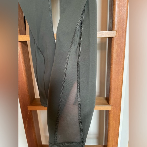 Lululemon Train Times 7/8 Pant Size 4 - Picture 4 of 5